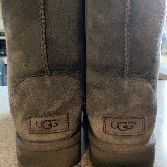UGGS - Picture 2 of 4
